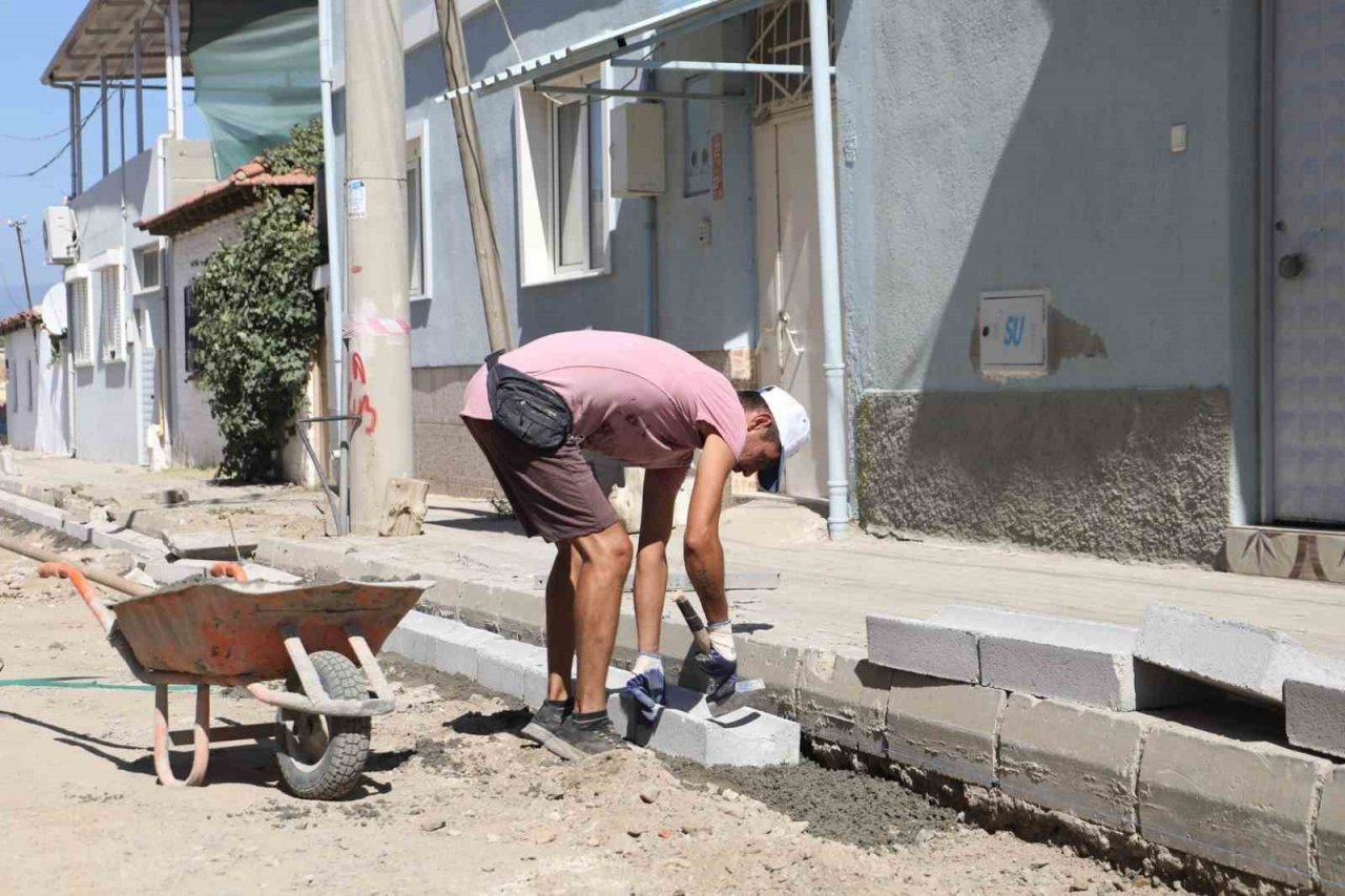 Burhaniye’de 7 ayrı noktada eş zamanlı yol bakım çalışması