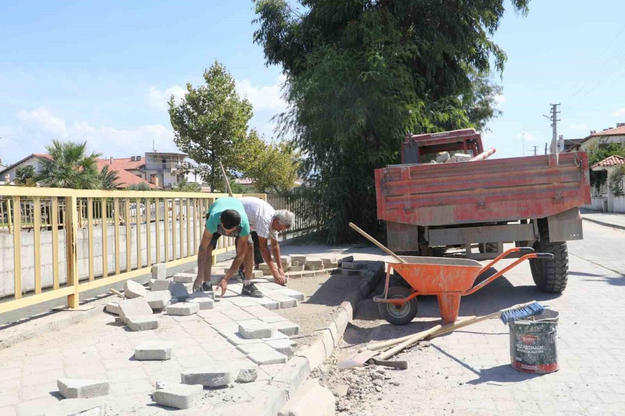 Burhaniye’de 7 ayrı noktada eş zamanlı yol bakım çalışması