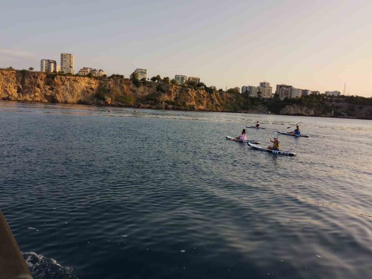 Sosyal medyadan izinsiz kürek sörfü kiralayan yabancı uyrukluya sınır dışı kararı