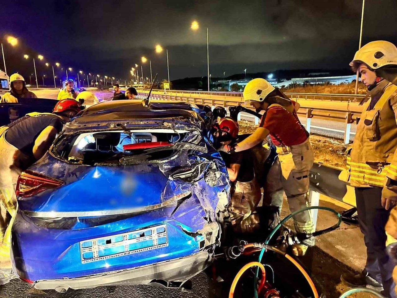 Arnavutköy’de TIR ile otomobilin karıştığı kazada biri bebek 4 kişi yaralandı