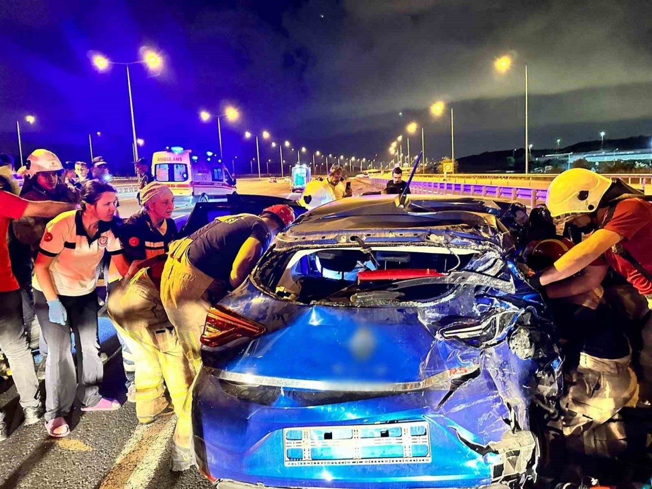 Arnavutköy’de TIR ile otomobilin karıştığı kazada biri bebek 4 kişi yaralandı