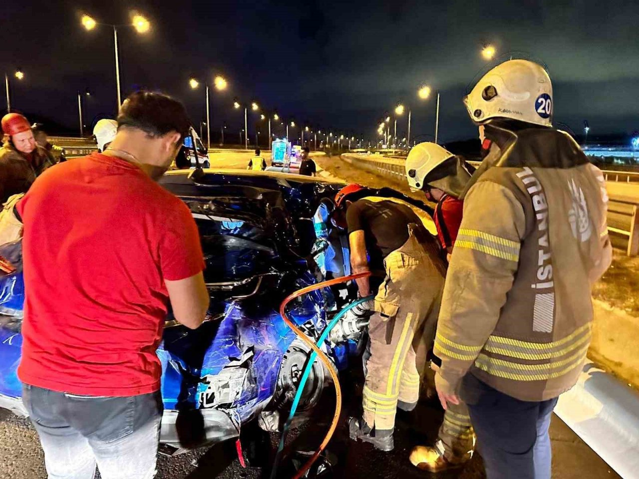 Arnavutköy’de TIR ile otomobilin karıştığı kazada biri bebek 4 kişi yaralandı