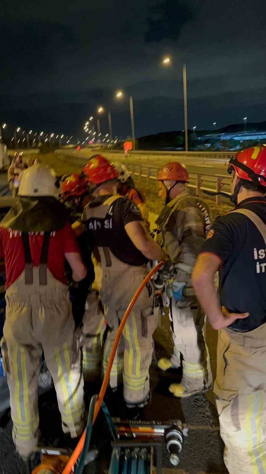 Arnavutköy’de TIR ile otomobilin karıştığı kazada biri bebek 4 kişi yaralandı