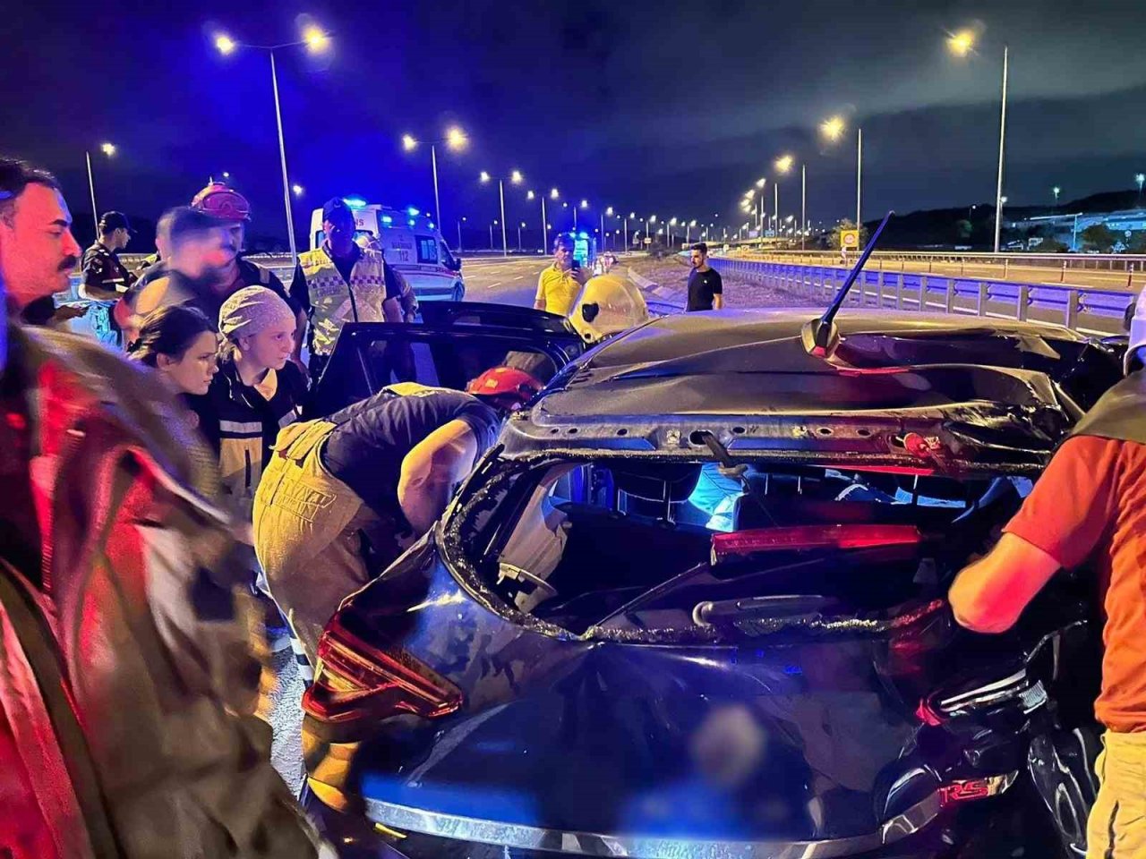 Arnavutköy’de TIR ile otomobilin karıştığı kazada biri bebek 4 kişi yaralandı