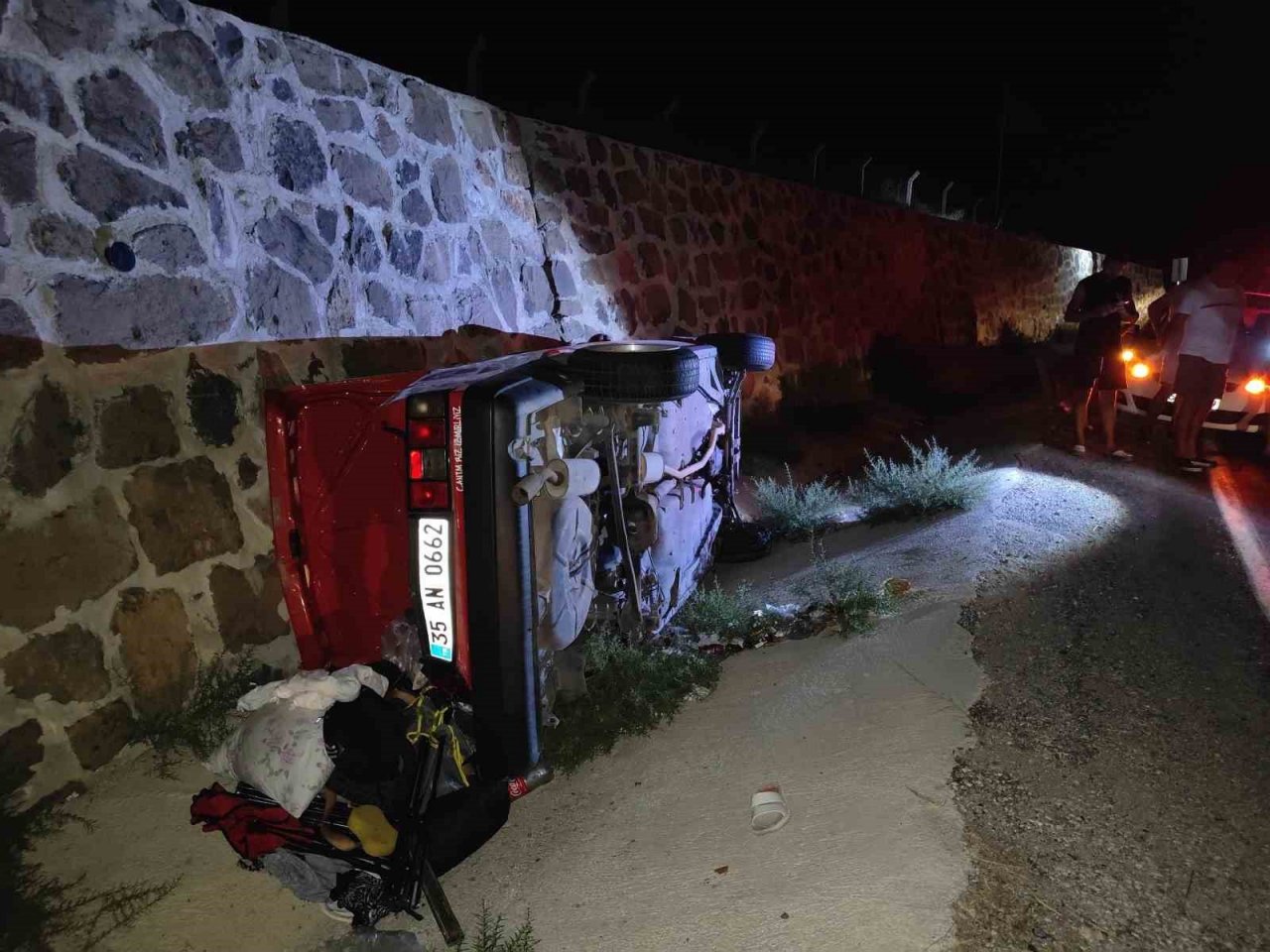 Kuşadası’nda virajı alamayan otomobil kanala düştü