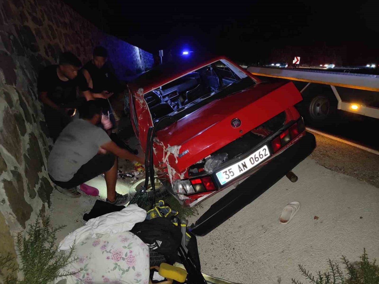 Kuşadası’nda virajı alamayan otomobil kanala düştü