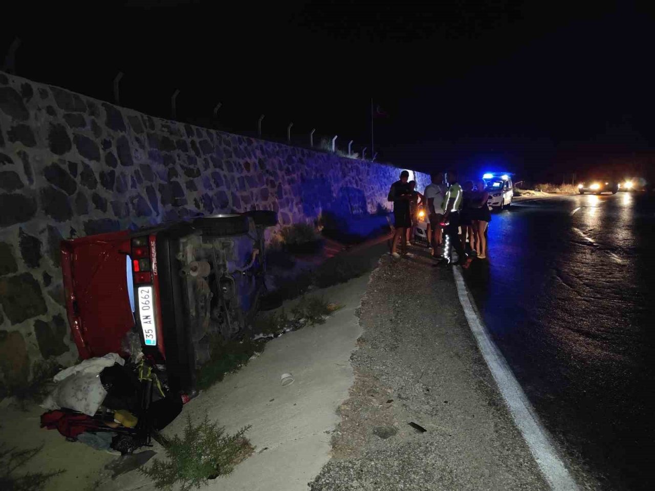 Kuşadası’nda virajı alamayan otomobil kanala düştü