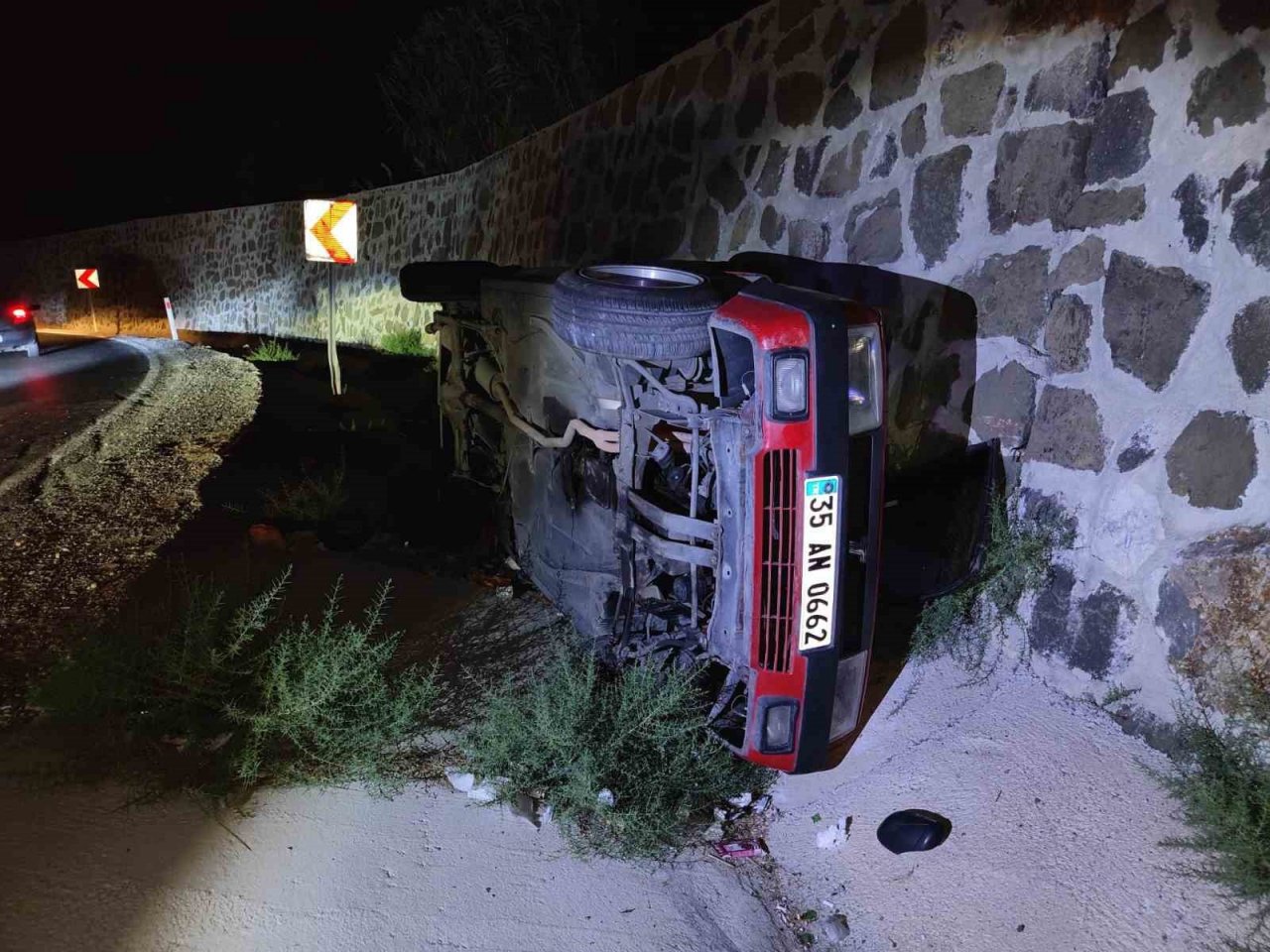 Kuşadası’nda virajı alamayan otomobil kanala düştü