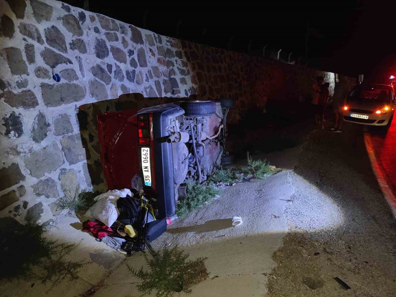 Kuşadası’nda virajı alamayan otomobil kanala düştü