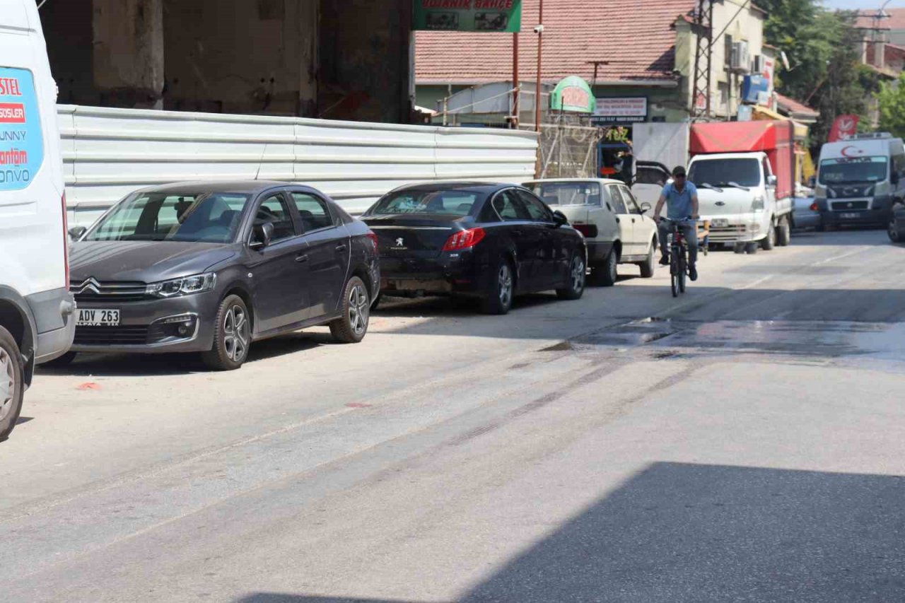 Araçlara trafik dubaları bile engel olmuyor