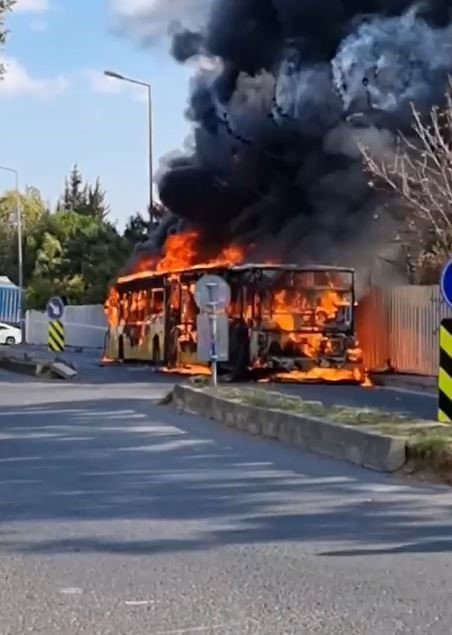 Büyükçekmece’de İETT otobüsü alev alev yandı