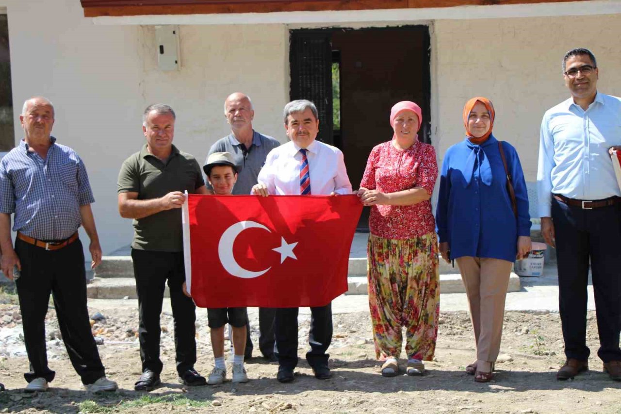 Kadın muhtar istedi, liseliler en uzak mesafedeki köy okulunu restore etti