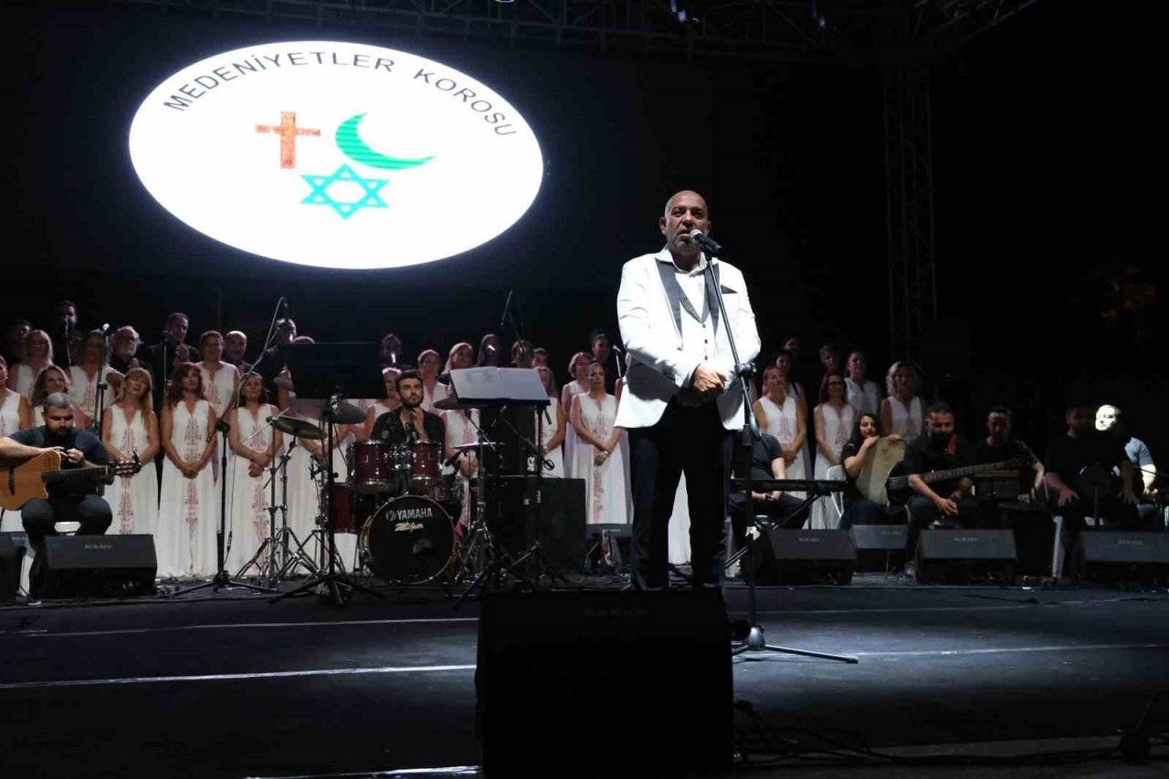 Antik Tiyatro’da barış ezgileri