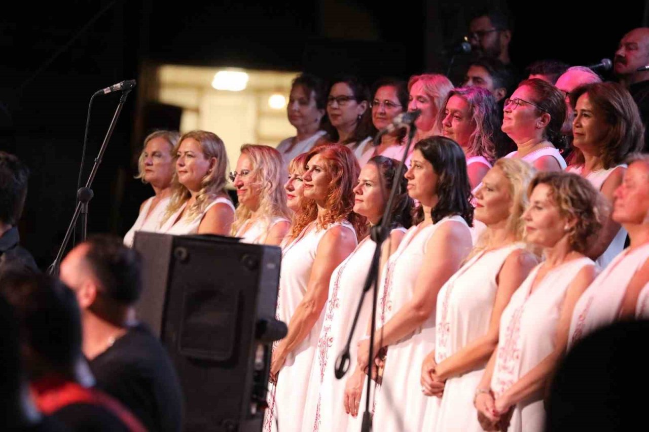 Antik Tiyatro’da barış ezgileri