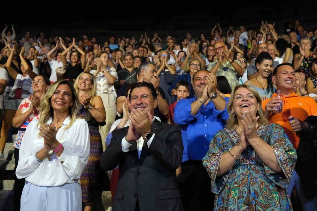 Antik Tiyatro’da barış ezgileri