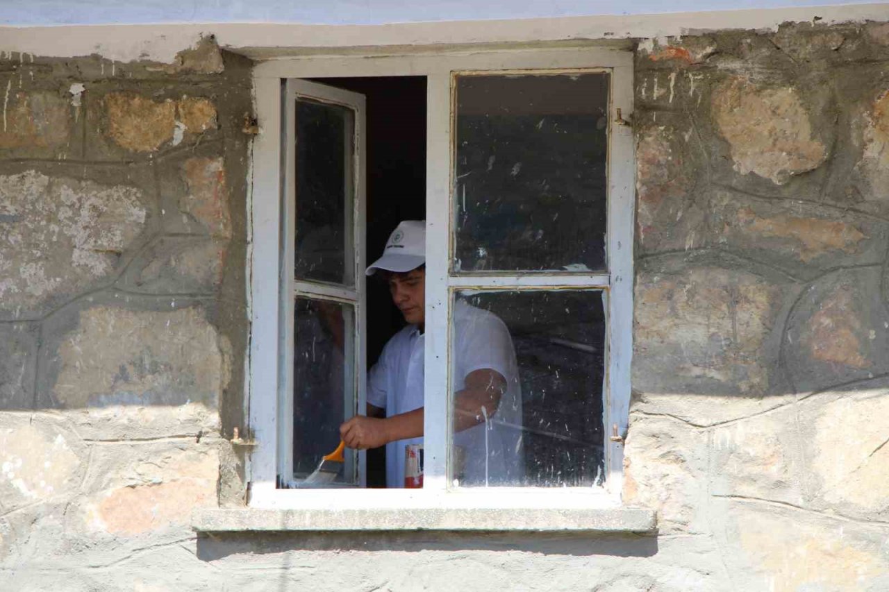 Kadın muhtar istedi, liseliler en uzak mesafedeki köy okulunu restore etti