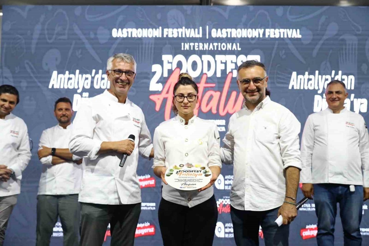 Antalya Gastronomi Festivali’nin ikinci gününde mor üzüm hasadı