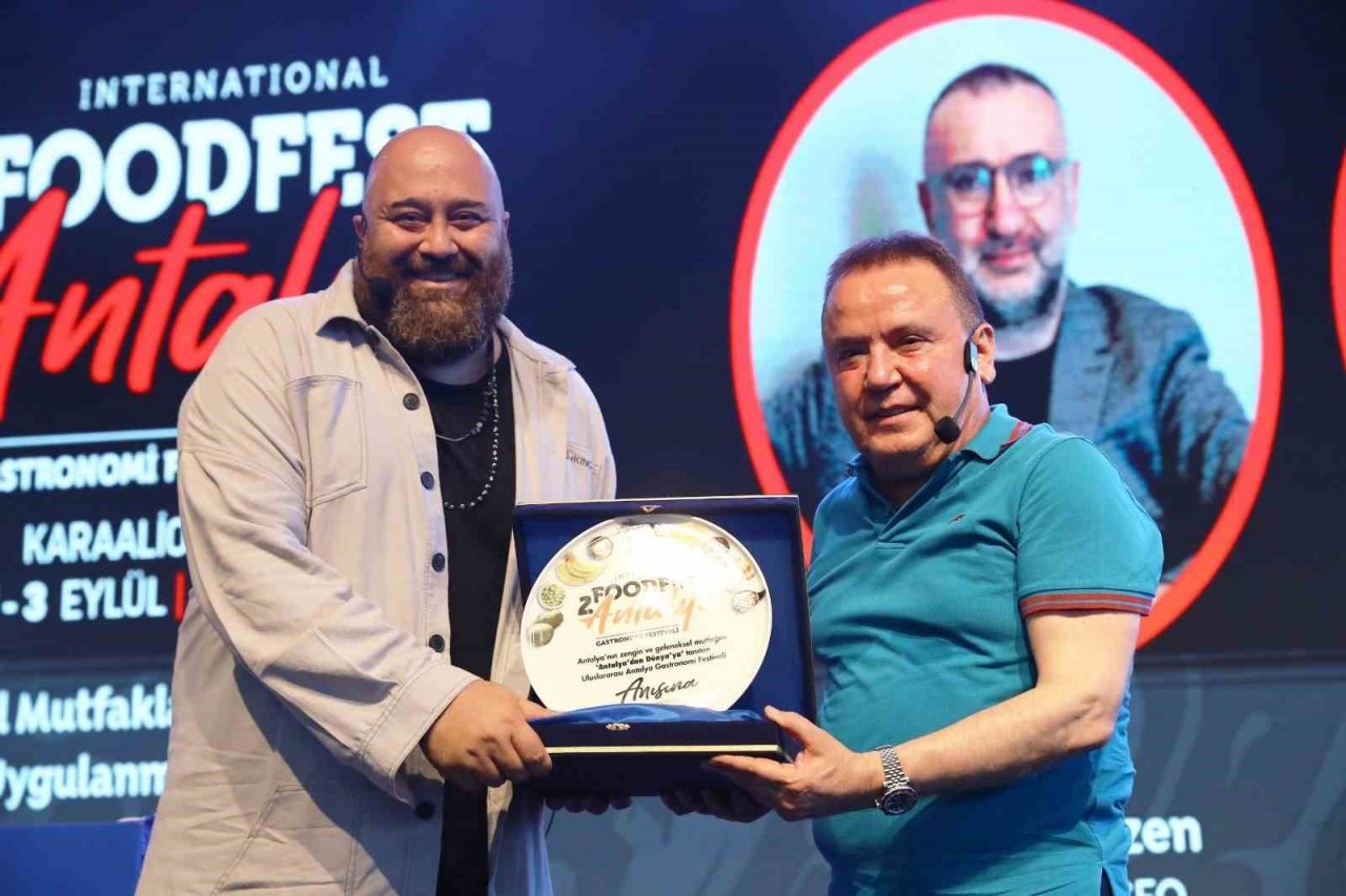 Antalya Gastronomi Festivali’nin ikinci gününde mor üzüm hasadı