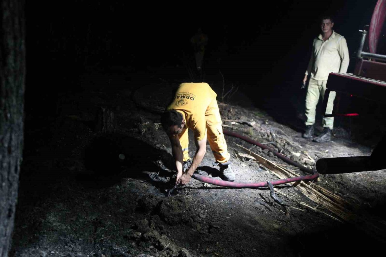Bursa’da çıkan yangına gece saatlerinde müdahale sürüyor