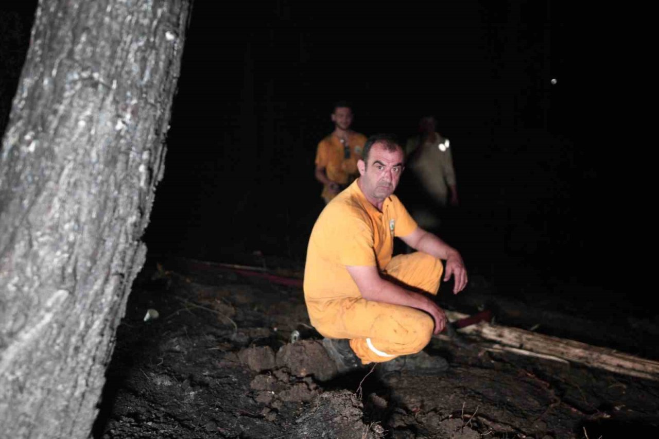 Bursa’da çıkan yangına gece saatlerinde müdahale sürüyor