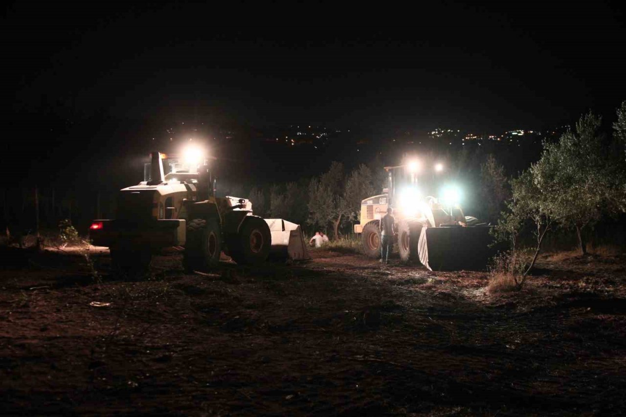 Bursa’da çıkan yangına gece saatlerinde müdahale sürüyor