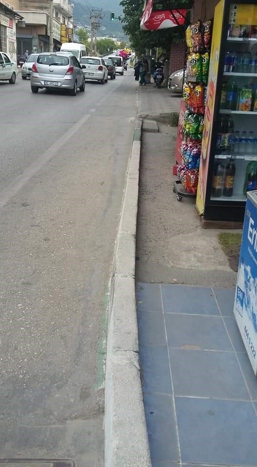 İnsanlar yürüyecek kaldırım bulamıyor