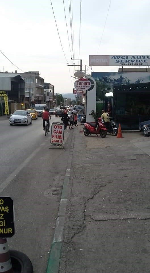 İnsanlar yürüyecek kaldırım bulamıyor
