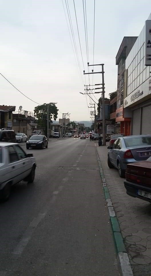 İnsanlar yürüyecek kaldırım bulamıyor