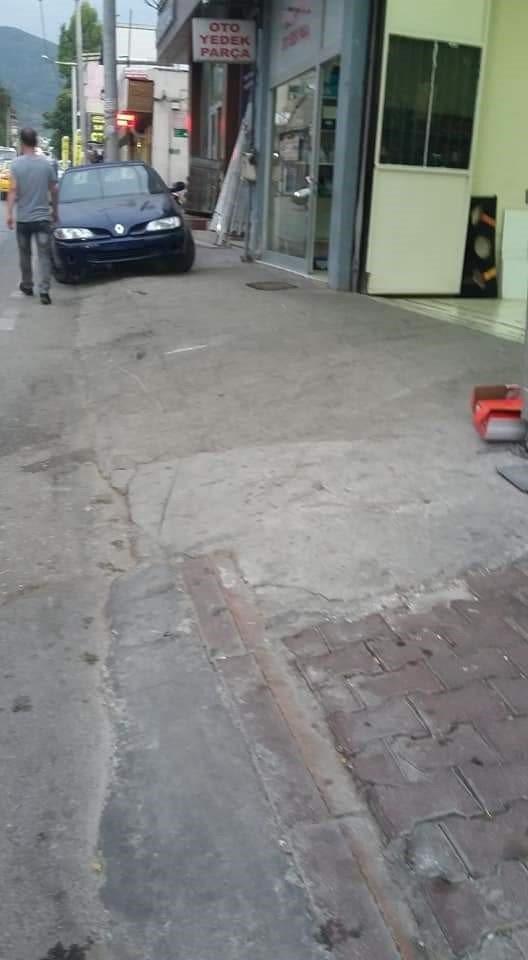 İnsanlar yürüyecek kaldırım bulamıyor