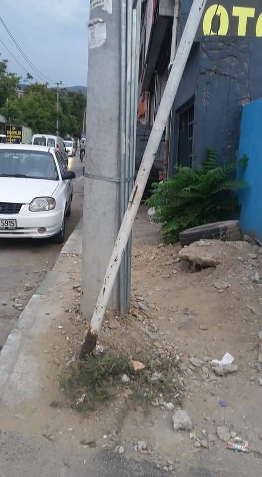 İnsanlar yürüyecek kaldırım bulamıyor