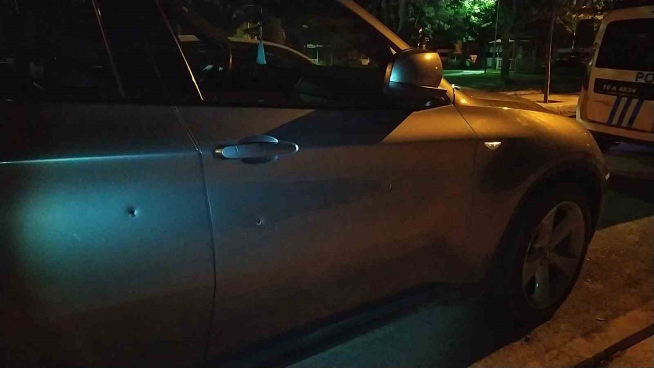 Park halindeki otomobil kurşunlandı