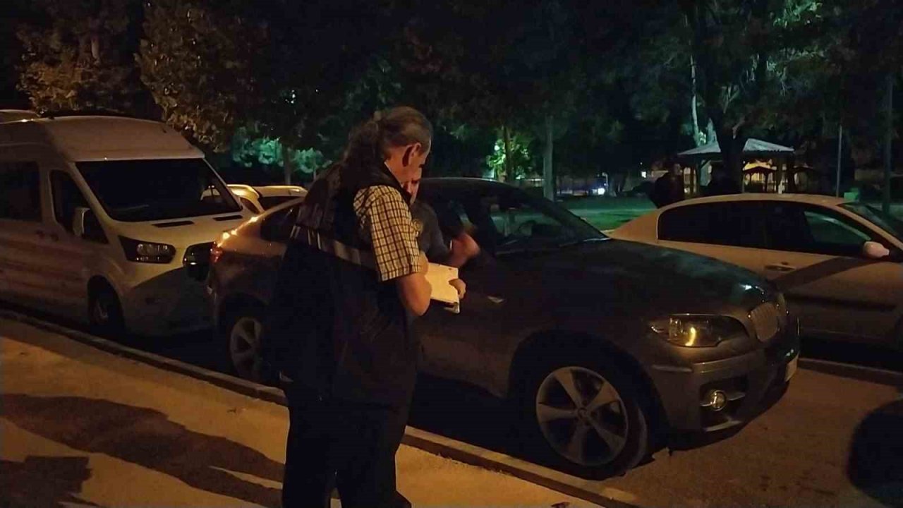 Park halindeki otomobil kurşunlandı