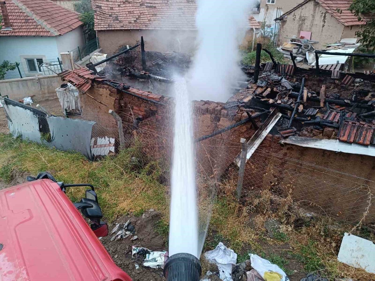 Çorum’da alevlere teslim olan ev küle döndü