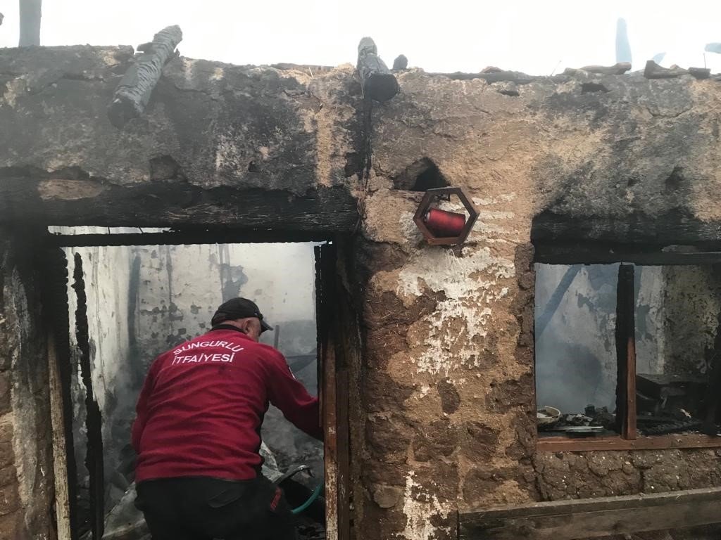 Çorum’da alevlere teslim olan ev küle döndü