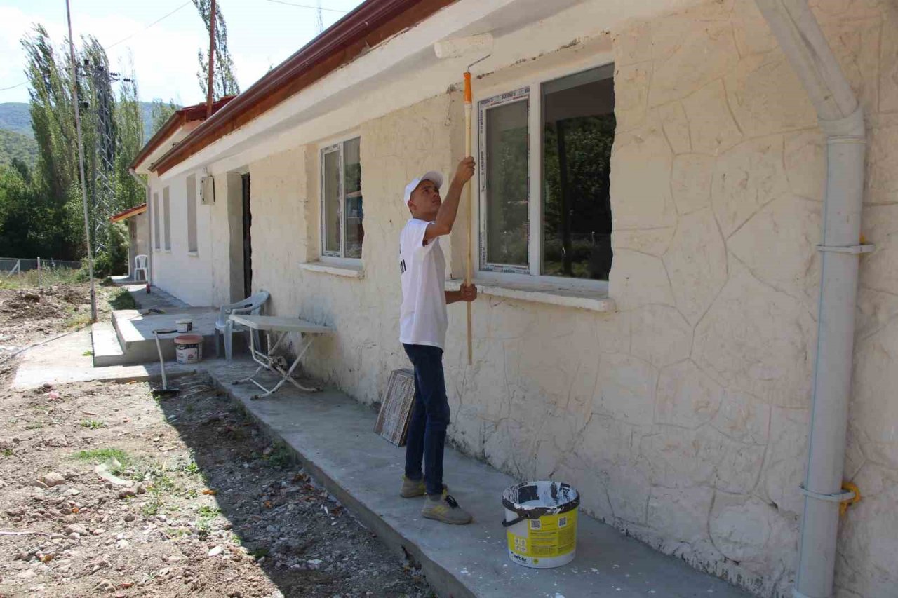 Kadın muhtar istedi, liseliler en uzak mesafedeki köy okulunu restore etti