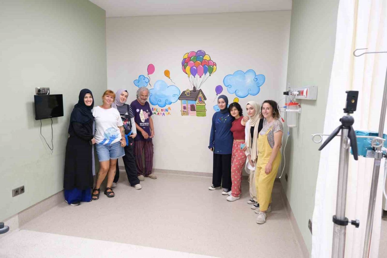 Adana Şehir Hastanesi’nin duvarları deprem çocukları için artık rengarenk