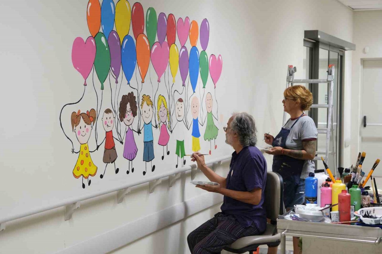 Adana Şehir Hastanesi’nin duvarları deprem çocukları için artık rengarenk