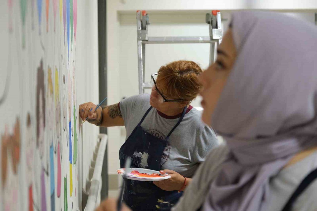 Adana Şehir Hastanesi’nin duvarları deprem çocukları için artık rengarenk