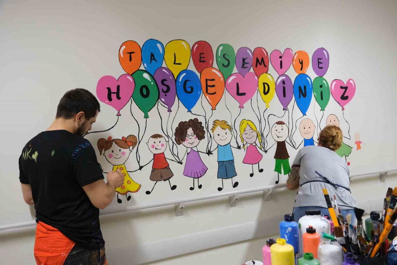Adana Şehir Hastanesi’nin duvarları deprem çocukları için artık rengarenk