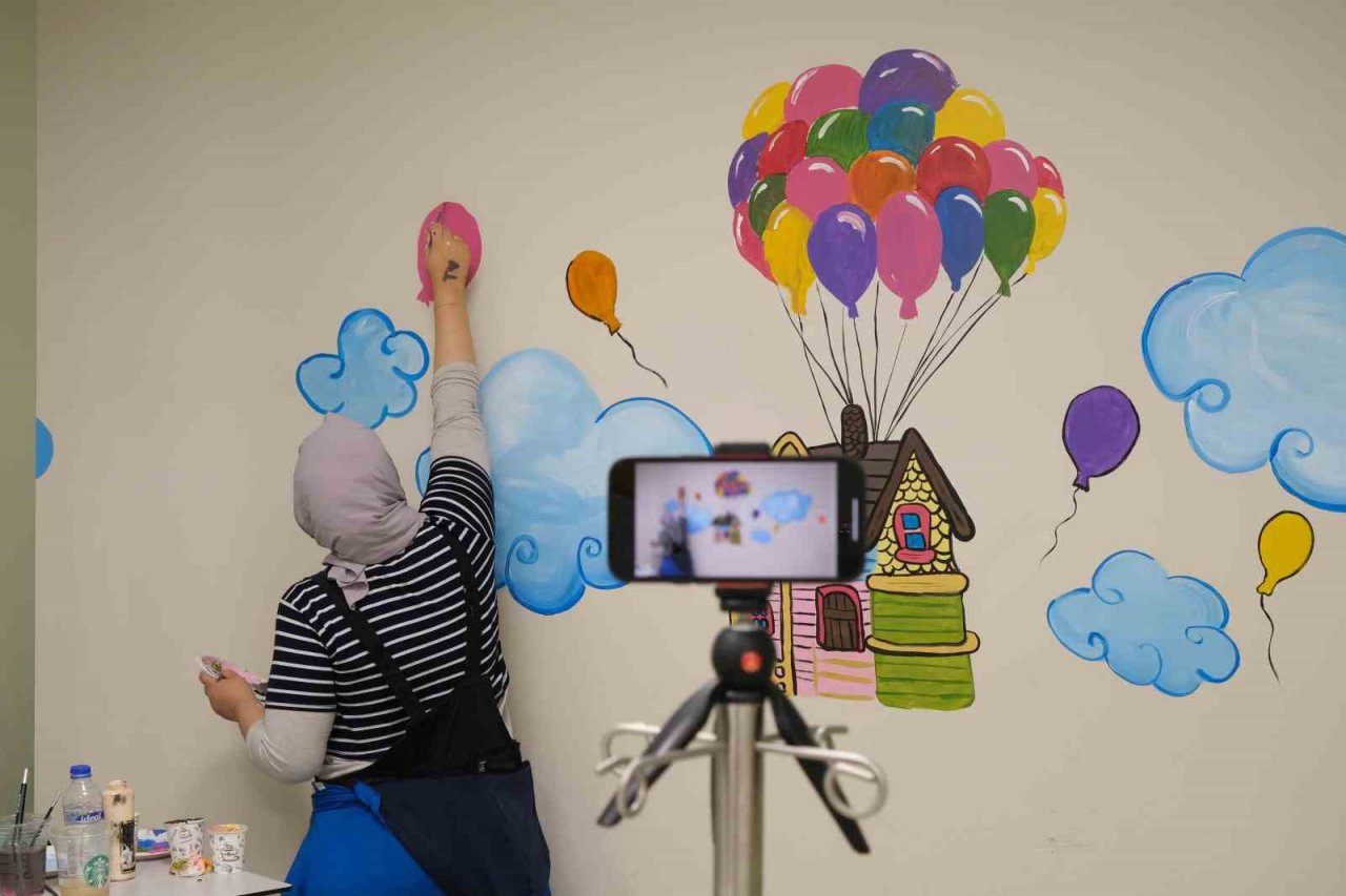 Adana Şehir Hastanesi’nin duvarları deprem çocukları için artık rengarenk