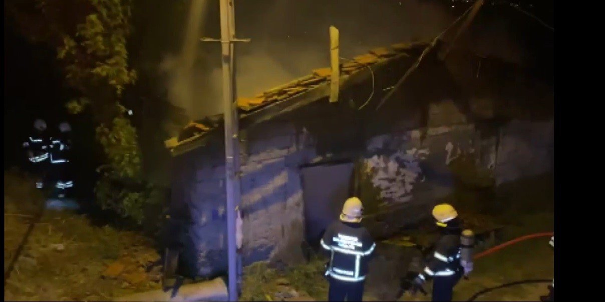 İçerisinde mutfak tüpleri bulunan metruk ev yandı