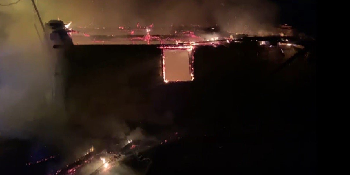 İçerisinde mutfak tüpleri bulunan metruk ev yandı