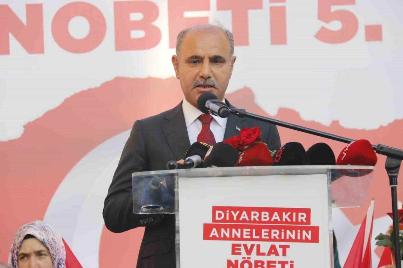 Aile ve Sosyal Politikalar ile İçişleri Bakan Yardımcıları Diyarbakır anneleriyle bir araya geldi
