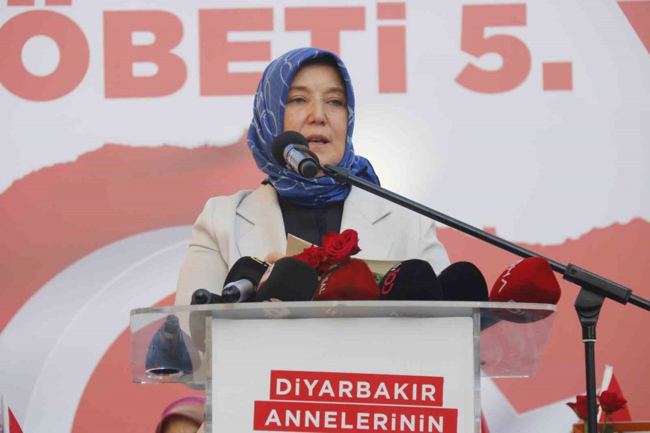 Aile ve Sosyal Politikalar ile İçişleri Bakan Yardımcıları Diyarbakır anneleriyle bir araya geldi