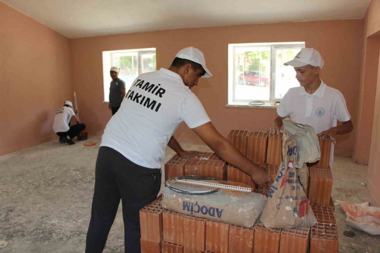 Kadın muhtar istedi, liseliler en uzak mesafedeki köy okulunu restore etti