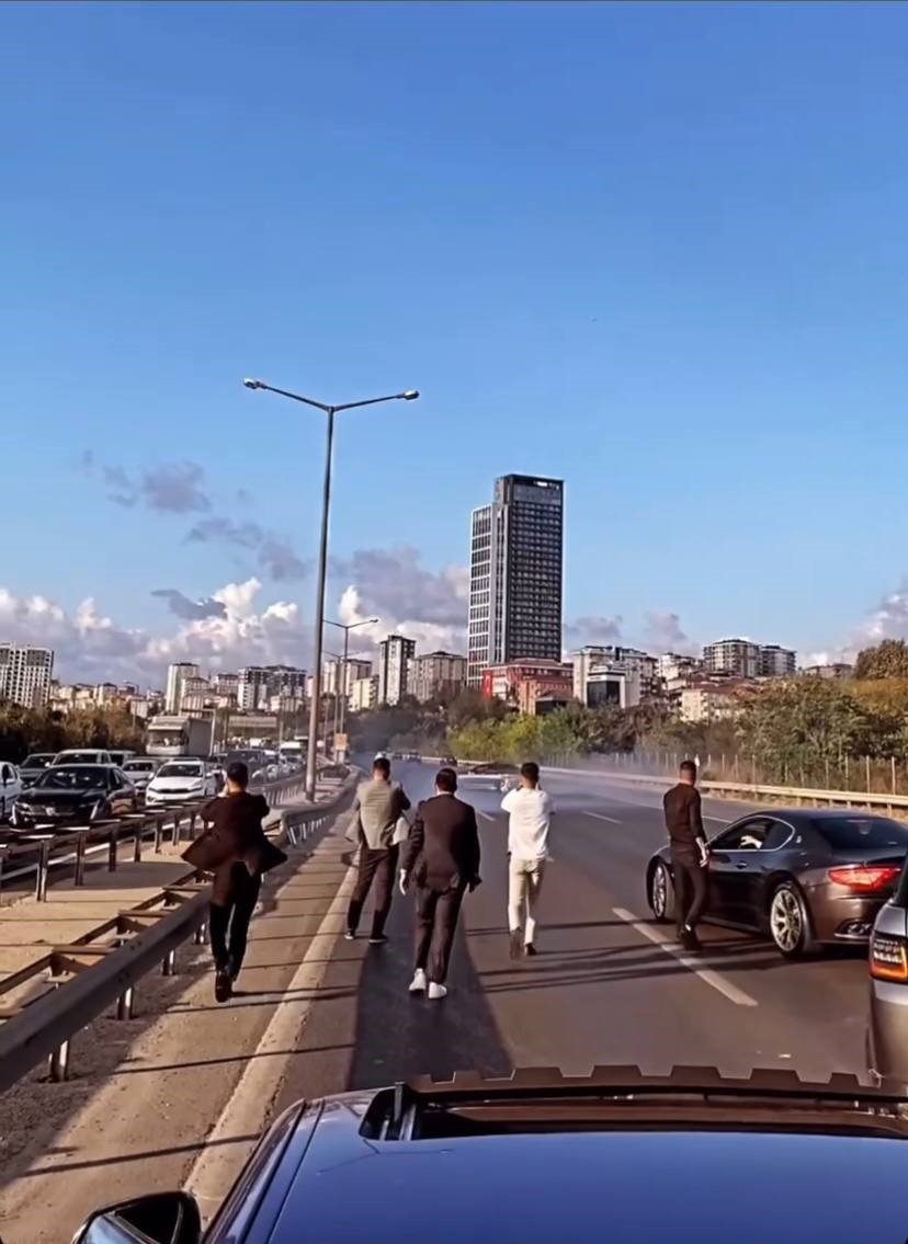 İstanbul’da düğün konvoyundaki araçlar otobanda yol kesip drift attı