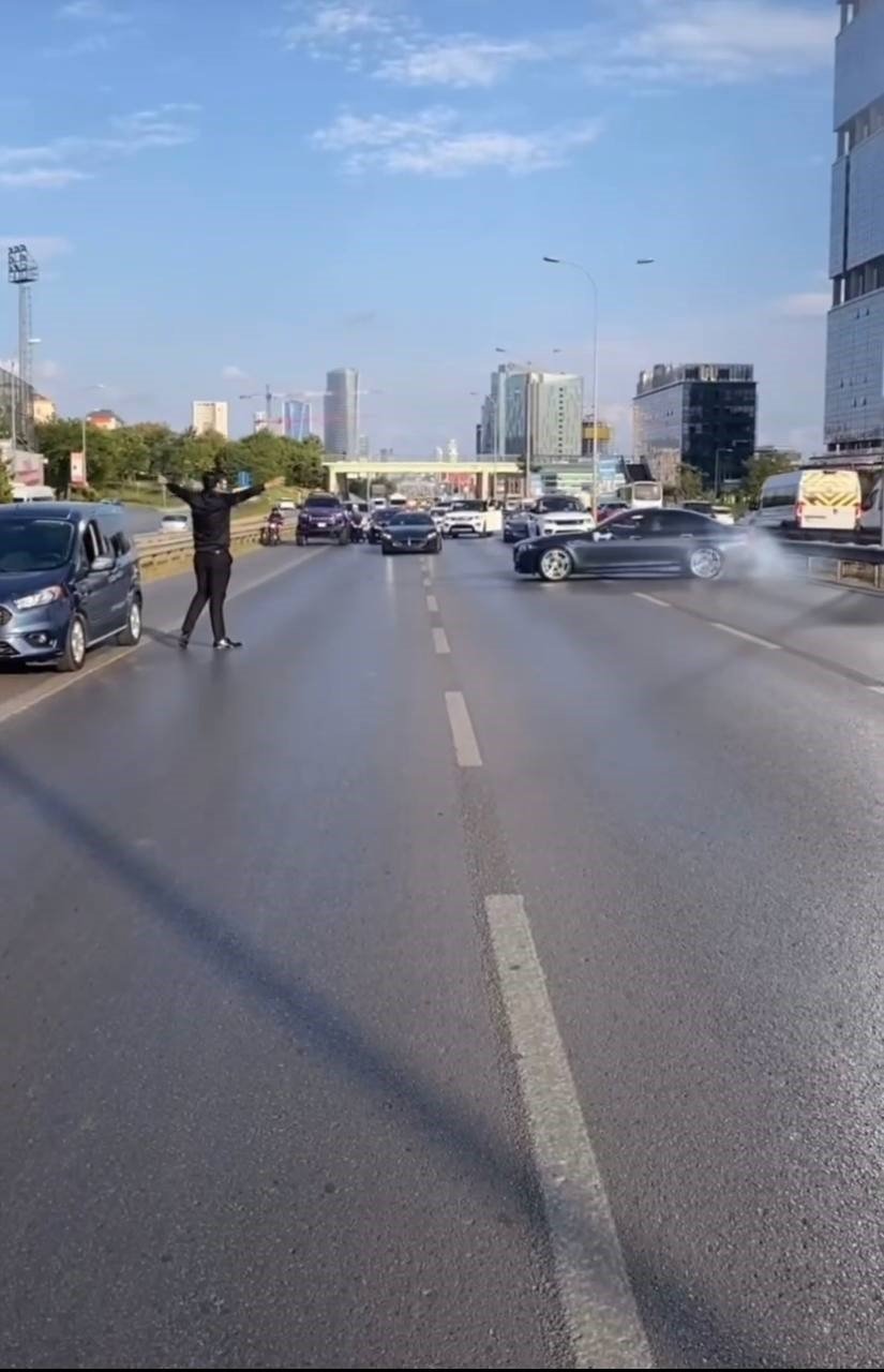 İstanbul’da düğün konvoyundaki araçlar otobanda yol kesip drift attı