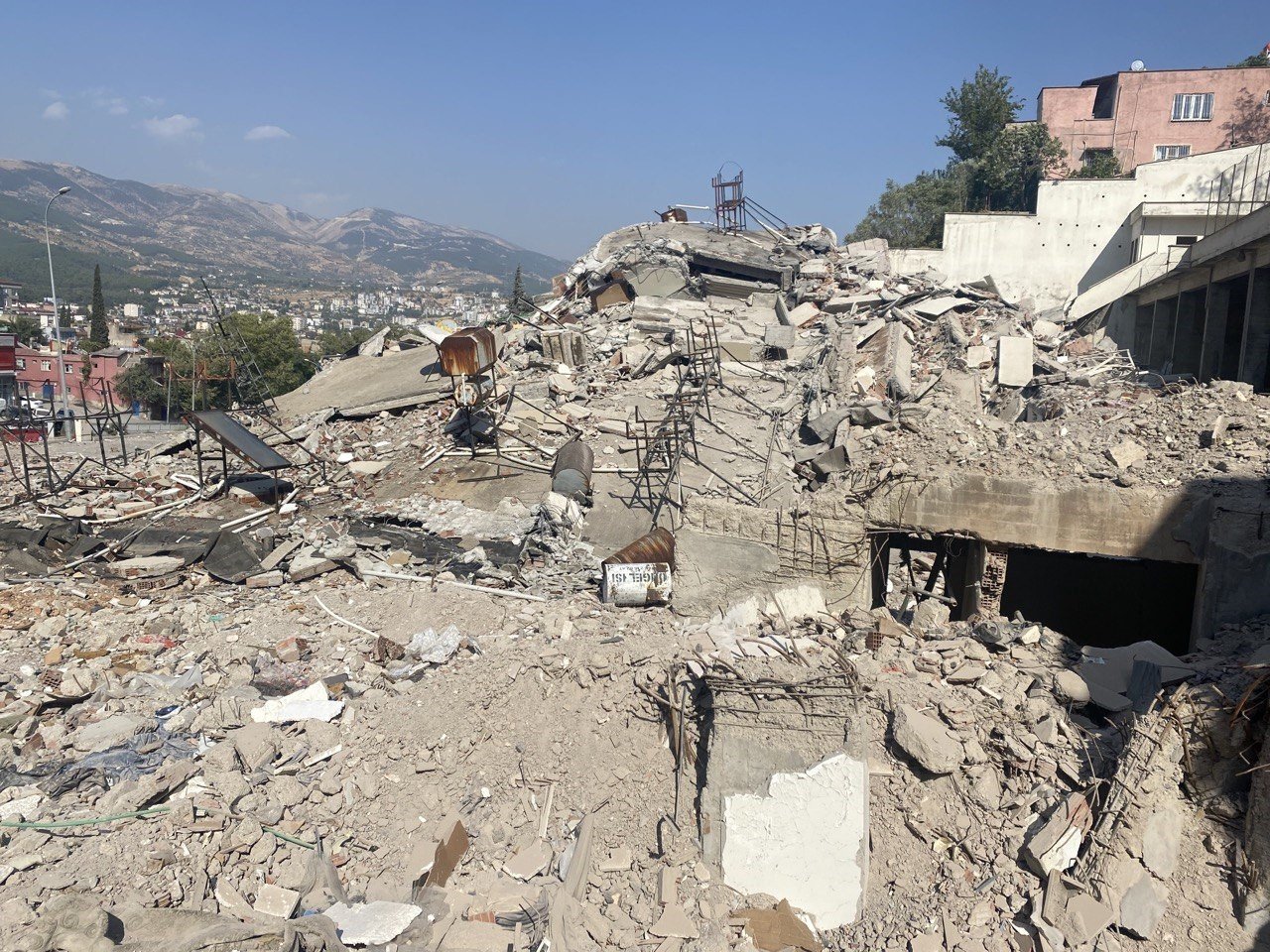 Ağır hasarlı binanın yıkımı felakete yol açıyordu