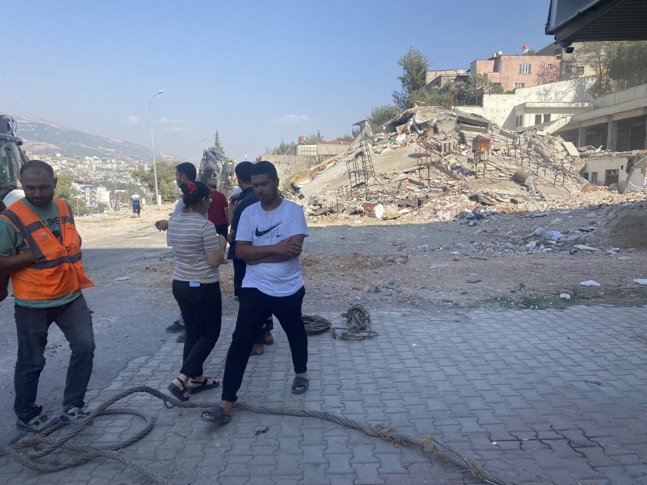 Ağır hasarlı binanın yıkımı felakete yol açıyordu