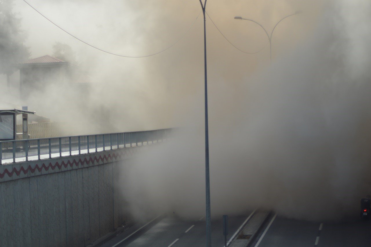 Ağır hasarlı binanın yıkımı felakete yol açıyordu